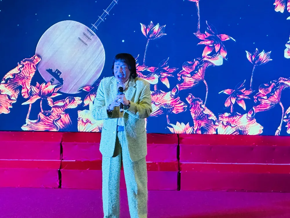 NSND Minh Vương hát tặng khán giả tại buổi lễ NSND Minh Vương hát tặng khán giả tại buổi lễ