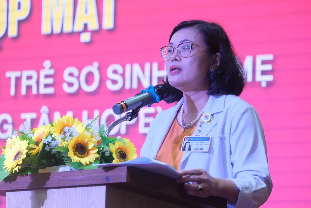 PGS-TS-BS Hoàng Thị Diễm Tuyết chia sẻ tại buổi gặp mặt