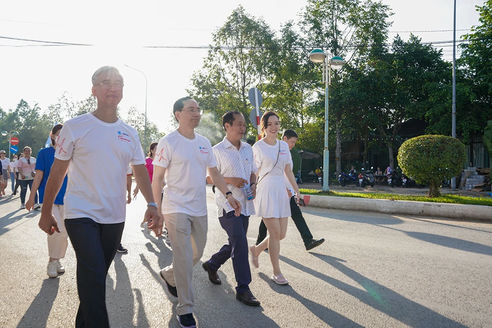 Các y bác sĩ hào hứng tham gia chương trình Đi bộ vì trái tim khỏe