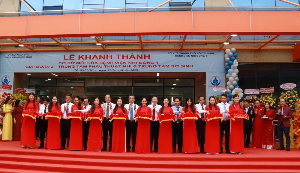 Các đại biểu cắt băng khánh thành 2 trung tâm chuyên sâu Các đại biểu cắt băng khánh thành 2 trung tâm chuyên sâu