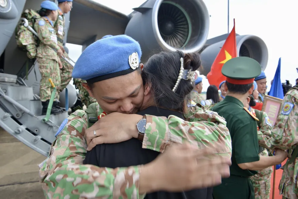 Giây phút chia tay xúc động trước khi lên đường. Ảnh: CAO THĂNG Giây phút chia tay xúc động trước khi lên đường. Ảnh: CAO THĂNG