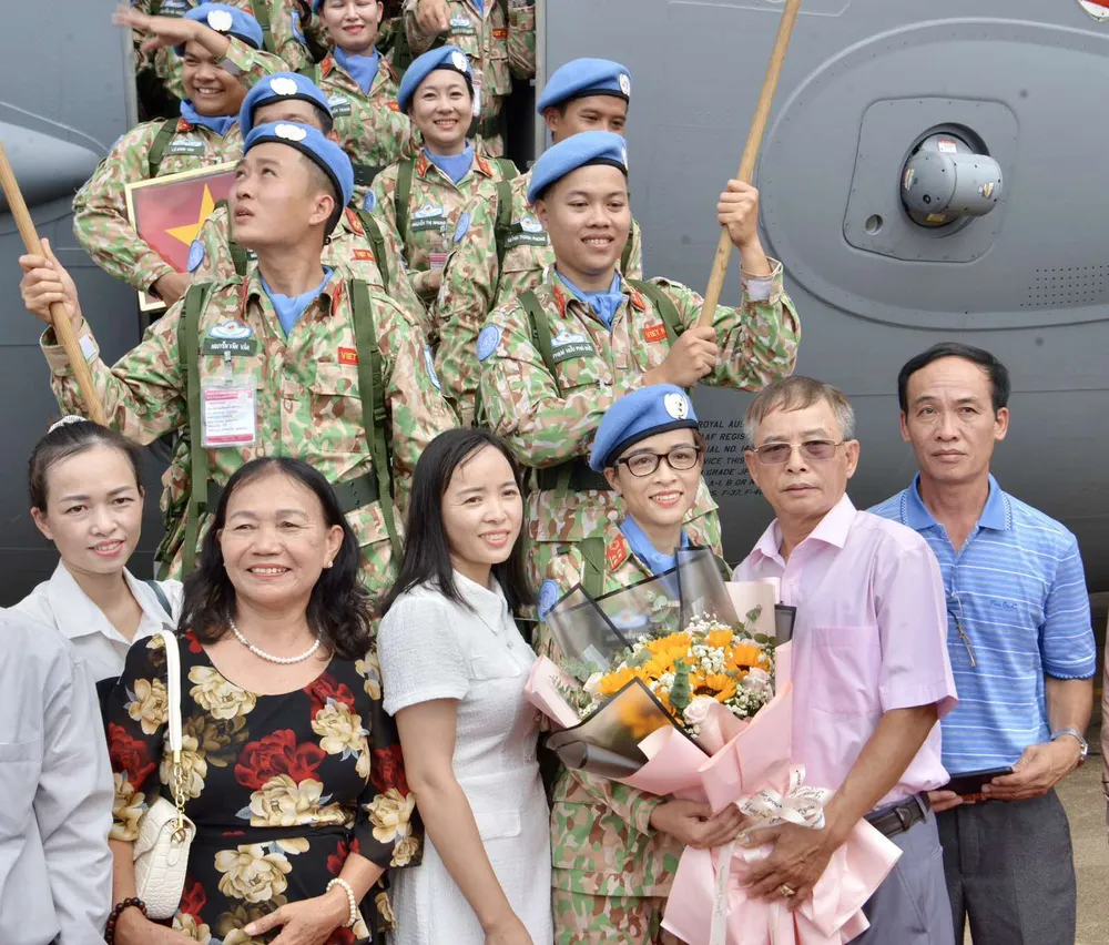 Các chiến sĩ chia tay người thân trước giờ lên đường làm nhiệm vụ. Ảnh: CAO THĂNG Các chiến sĩ chia tay người thân trước giờ lên đường làm nhiệm vụ. Ảnh: CAO THĂNG