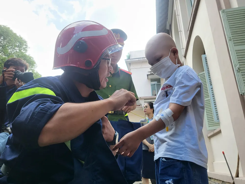 Bé Trung Quân sẵn sàng làm lính cứu hỏa Bé Trung Quân sẵn sàng làm lính cứu hỏa