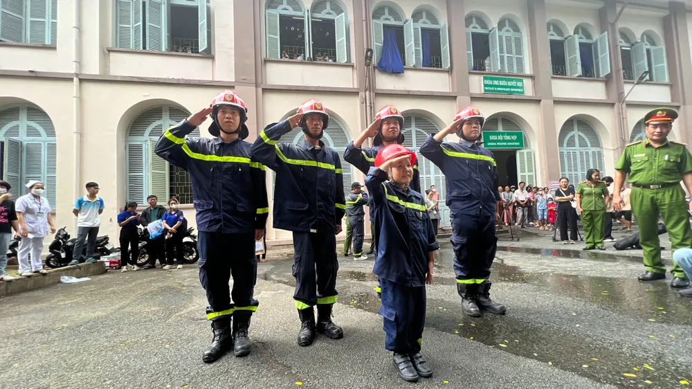 Bé Trung Quân cùng "đồng đội" của mình Bé Trung Quân cùng "đồng đội" của mình