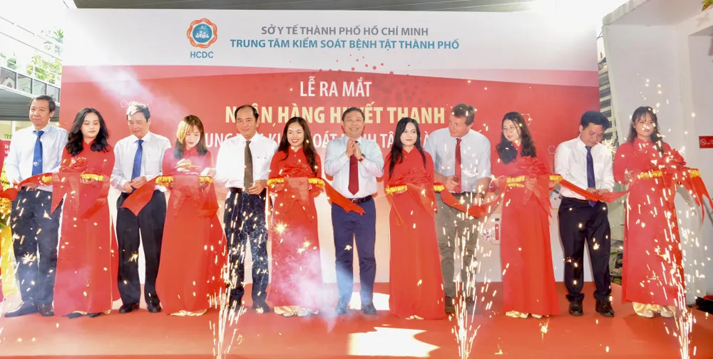 Các đại biểu cắt băng khánh thành Ngân hàng huyết thanh. Ảnh: CAO THĂNG Các đại biểu cắt băng khánh thành Ngân hàng huyết thanh. Ảnh: CAO THĂNG