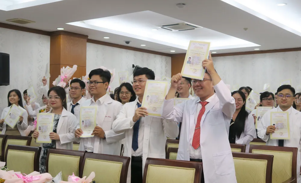 Các bác sĩ trẻ vui mừng với tấm chứng chỉ hành nghề trong tay Các bác sĩ trẻ vui mừng với tấm chứng chỉ hành nghề trong tay