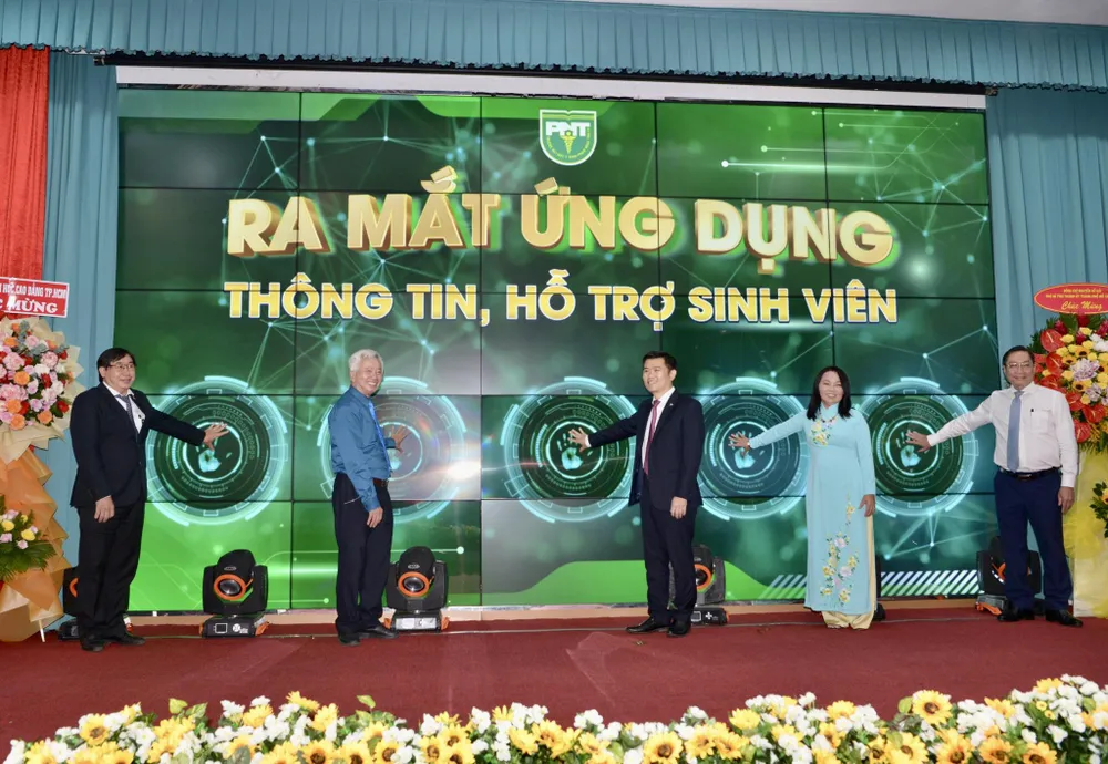 Các đại biểu nhấn nút ra mắt ứng dụng My PNTU. Ảnh: CAO THĂNG