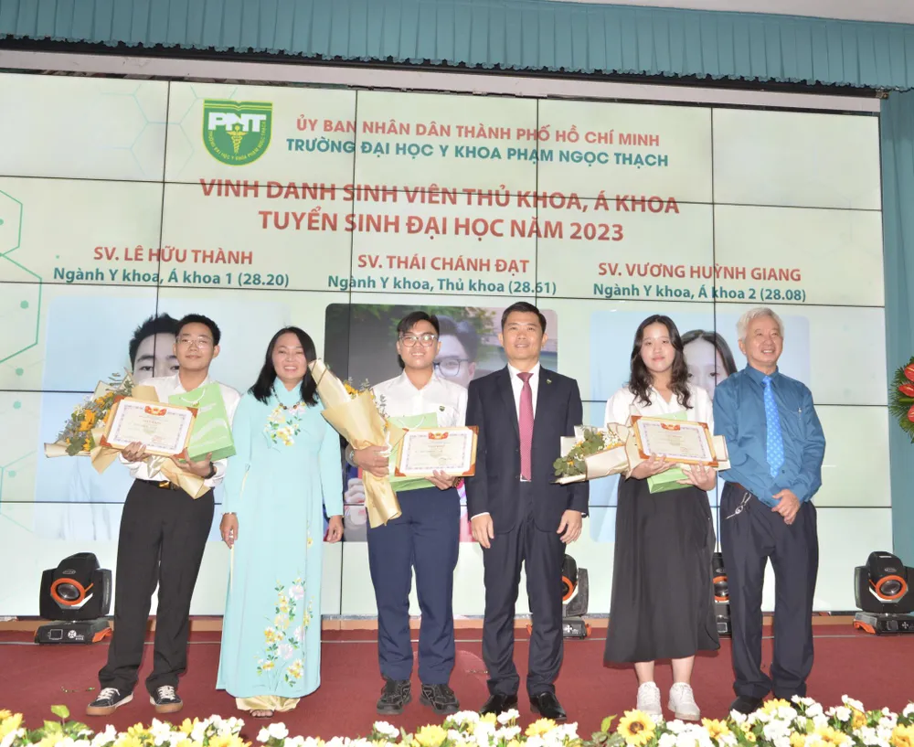 Lãnh đạo nhà trường vinh danh các thủ khoa, á khoa của trường