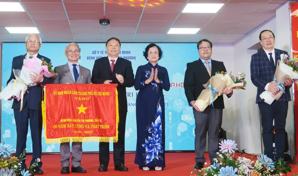 Phó Chủ tịch UBND TPHCM Dương Anh Đức trao tặng Cờ thi đua của UBND TPHCM cho Bệnh viện Nguyễn Tri Phương Phó Chủ tịch UBND TPHCM Dương Anh Đức trao tặng Cờ thi đua của UBND TPHCM cho Bệnh viện Nguyễn Tri Phương