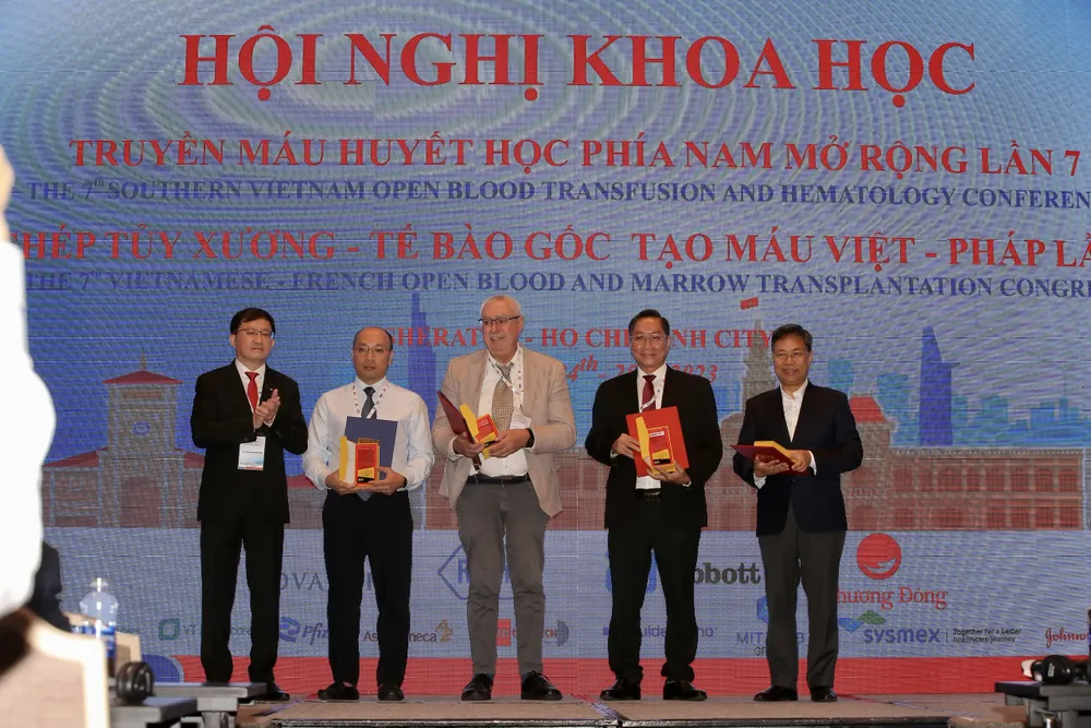 BS CK2 Phù Chí Dũng, Giám đốc Bệnh viện Truyền máu Huyết học TPHCM tặng quà đến các chuyên gia tham dự hội nghị. Ảnh: DŨNG PHƯƠNG