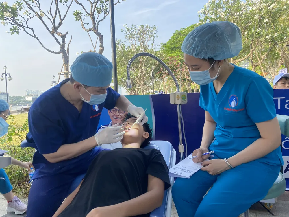 Người dân được khám răng miễn phí trong buổi mít tinh và đi bộ hưởng ứng Ngày sức khỏe răng miệng thế giới 20-3