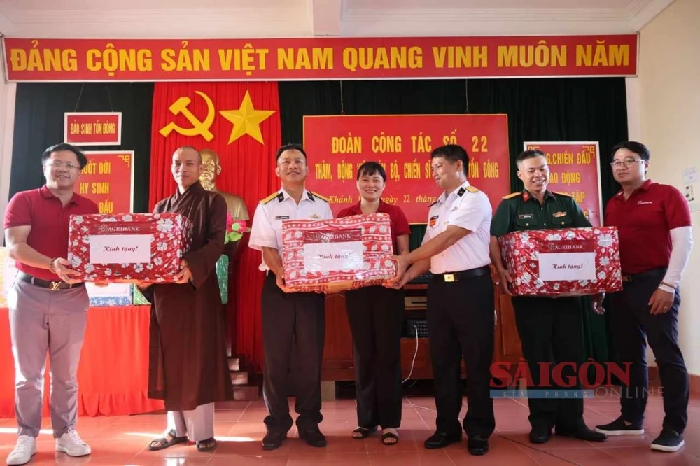 Đại diện đoàn công tác trao tặng các món quà vật chất và tinh thần cho các cán bộ chiến sĩ và lực lượng trên đảo Sinh Tồn Đông