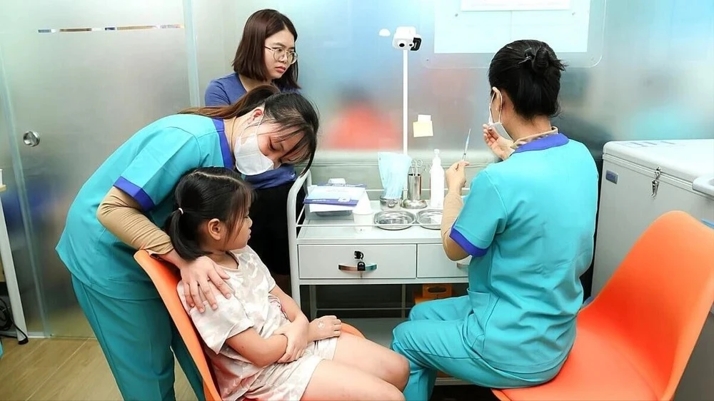 Tiêm vaccine là biện pháp hữu hiệu nhất để phòng các bệnh về đường hô hấp