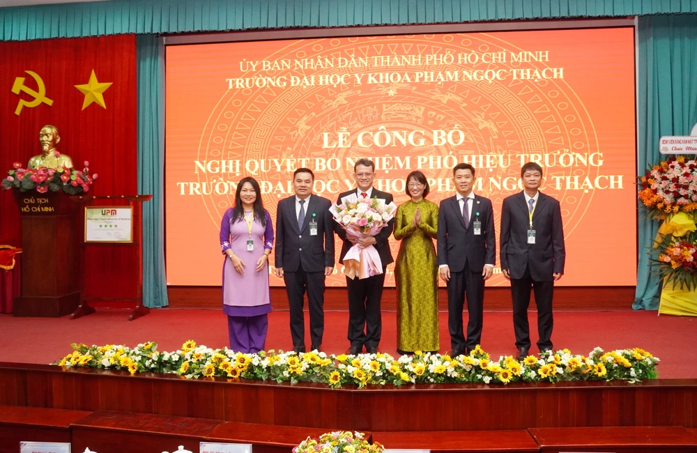 Đồng chí Trần Thị Diệu Thúy cùng lãnh đạo Trường Đại học Y khoa Phạm Ngọc Thạch chúc mừng tân Phó hiệu trưởng Trường Đại học Y khoa Phạm Ngọc Thạch DSC03977.JPG