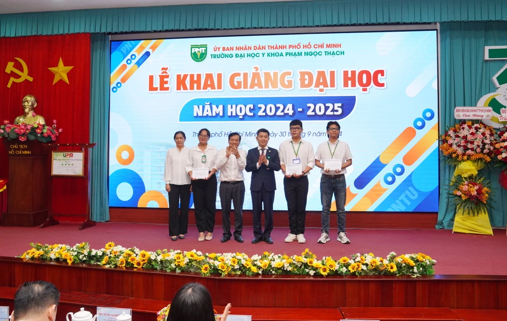 Nhà báo Hồng Lam, Phó Tổng Biên tập Báo Sài Gòn Giải Phóng (thứ 3 từ trái qua) trao học bổng Nguyễn Văn Hưởng cho sinh viên có thành tích học tập xuất sắc DSC04108.JPG