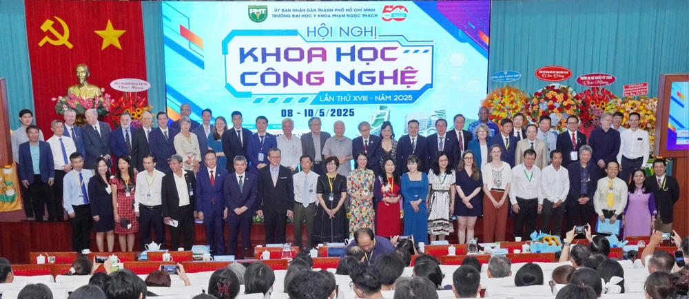 Các đại biểu chụp hình lưu niệm trước phiên thảo luận 7004b40b-95dc-4234-a127-68f1edd3f514.jpeg