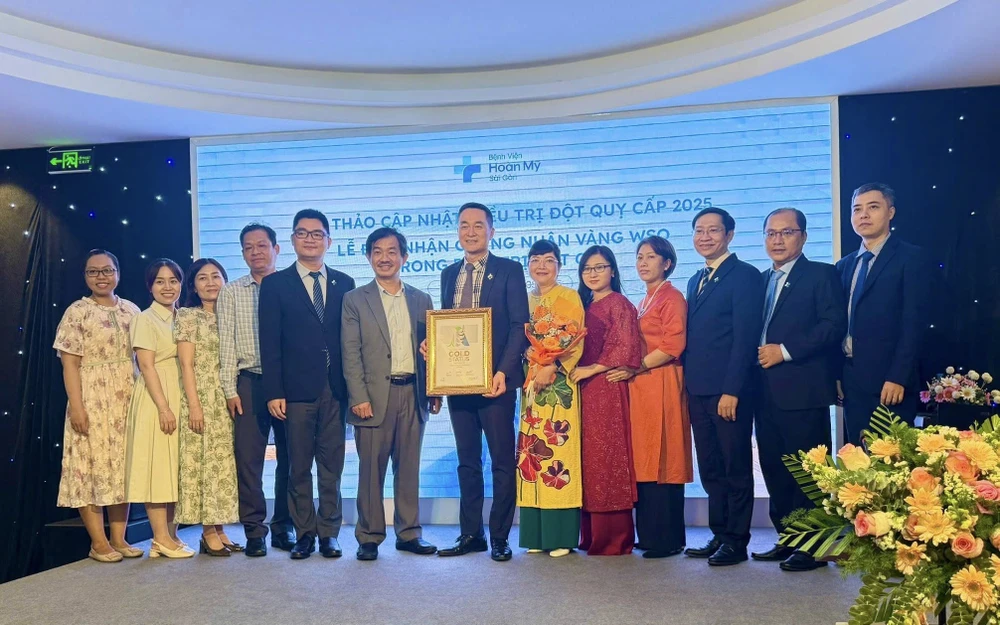 PGS-TS-BS Nguyễn Huy Thắng, Phó Chủ tịch Hội Đột quỵ Việt Nam trao Chứng nhận vàng của Hội Đột quỵ Thế giới cho Bệnh viện Hoàn Mỹ Sài Gòn