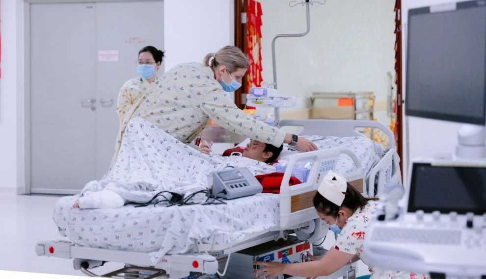 Bác sĩ người Nga đang kiểm tra sức khỏe cho bệnh nhi trước khi về nước. Ảnh: BVCC cuu-song-be-trai-nguoi-Nga-bi-tai-nan-nghiem-trong-tai-Viet-Nam-BVNDTP-5-990x660.jpg