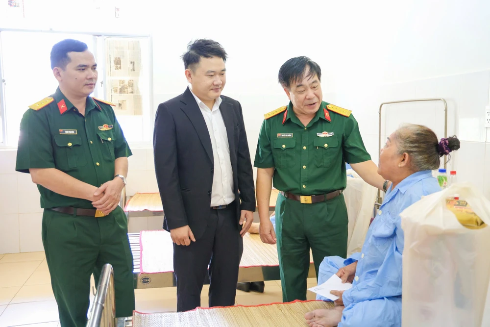 Đại tá-TS Nguyễn Việt Cường, Phó Giám đốc Bệnh viện Quân y 175 (thứ 2 từ phải qua) đang thăm hỏi người bệnh bf4b6f24-e047-43c5-ba05-9c5da7f31fa3.jpeg