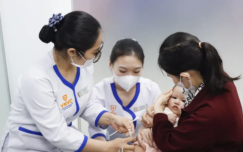 เจ้าหน้าที่ VNVC กำลังฉีดวัคซีนให้กับเด็กๆ 12 Tre-em-tiem-vac-xin-tai-VNVC.JPG