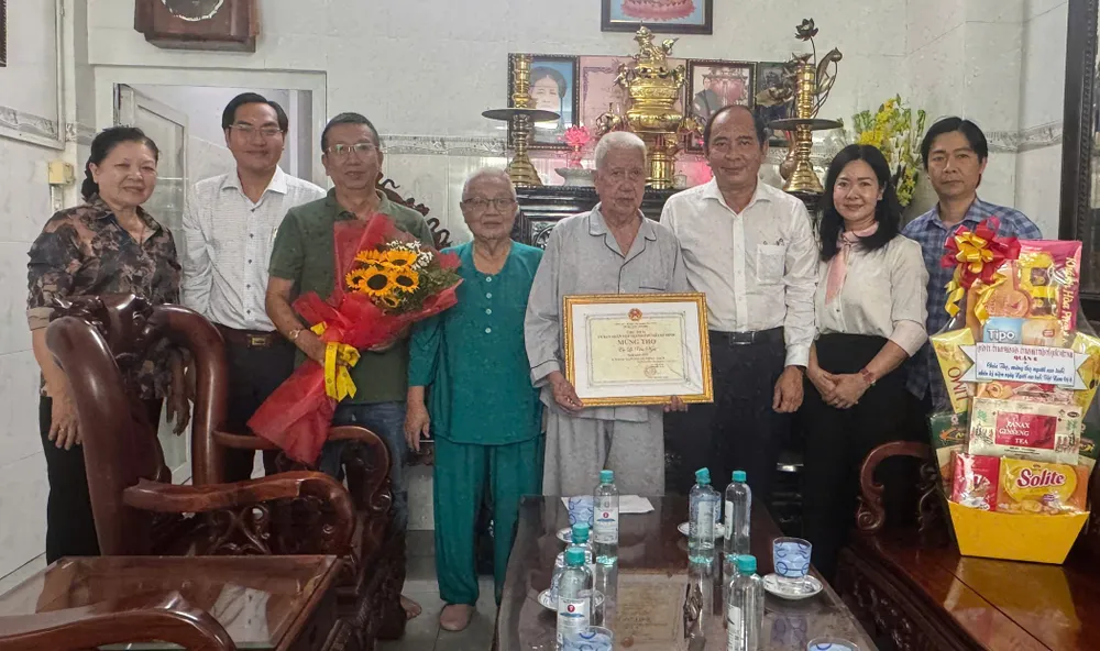 សាស្ត្រាចារ្យរង វេជ្ជបណ្ឌិត វេជ្ជបណ្ឌិត Tang Chi Thuong ប្រធានមន្ទីរសុខាភិបាលទីក្រុងហូជីមិញ និងគណៈប្រតិភូបានថតរូបអនុស្សាវរីយ៍ជាមួយគ្រួសារលោក Le Van Ngu ។ 14fffe713553810dd842.jpg