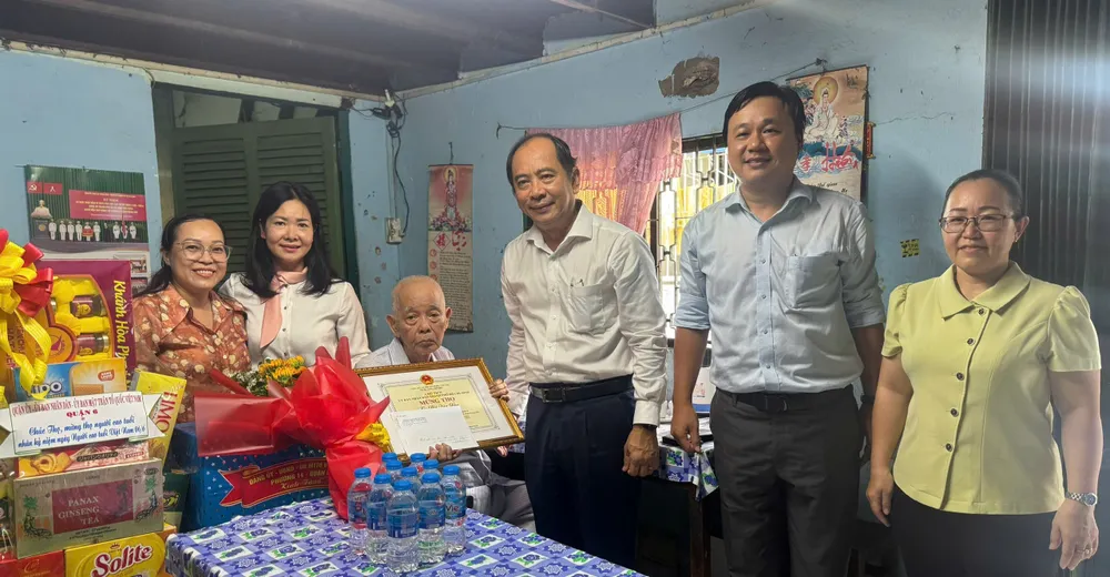 សាស្ត្រាចារ្យរង វេជ្ជបណ្ឌិត វេជ្ជបណ្ឌិត Tang Chi Thuong បានទៅសួរសុខទុក្ខ និងជូនពរលោក Bui Van Lam មានអាយុយឺនយូរ។ 79c04f5c877e33206a6f.jpg