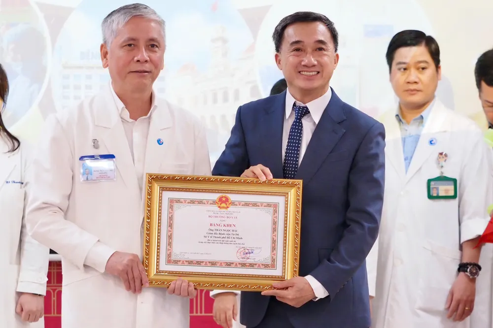 Thứ trưởng Bộ Y tế Trần Văn Thuấn trao tặng bằng khen cho BS-CK2 Trần Ngọc Hải, Giám đốc Bệnh viện Từ Dũ. Ảnh: HOÀNG HÙNG 5948c8ec5309e757be18.jpg