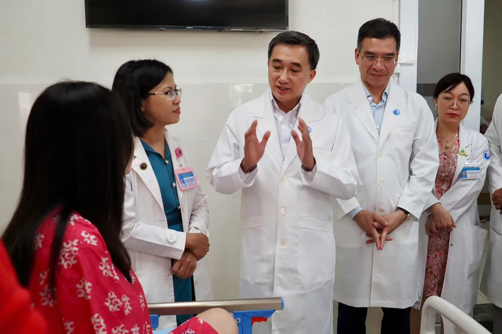Thứ trưởng Bộ Y tế Trần Văn Thuấn thăm, chúc mừng sản phụ. Ảnh: HOÀNG HÙNG 6ad027f52411904fc900.jpg