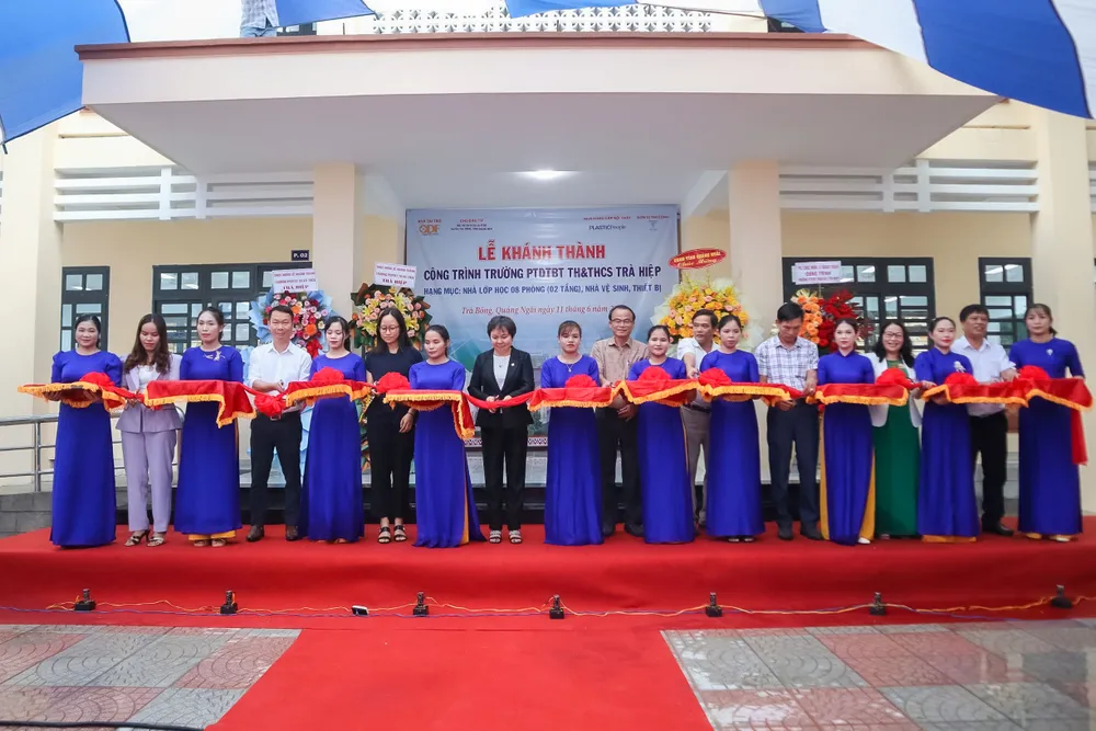 Các đại biểu cắt băng khánh thành Trường Phổ thông Dân tộc bán trú Tiểu học và THCS Trà Hiệp (Quảng Ngãi) Lễ Khánh thành 11062025 1.jpg