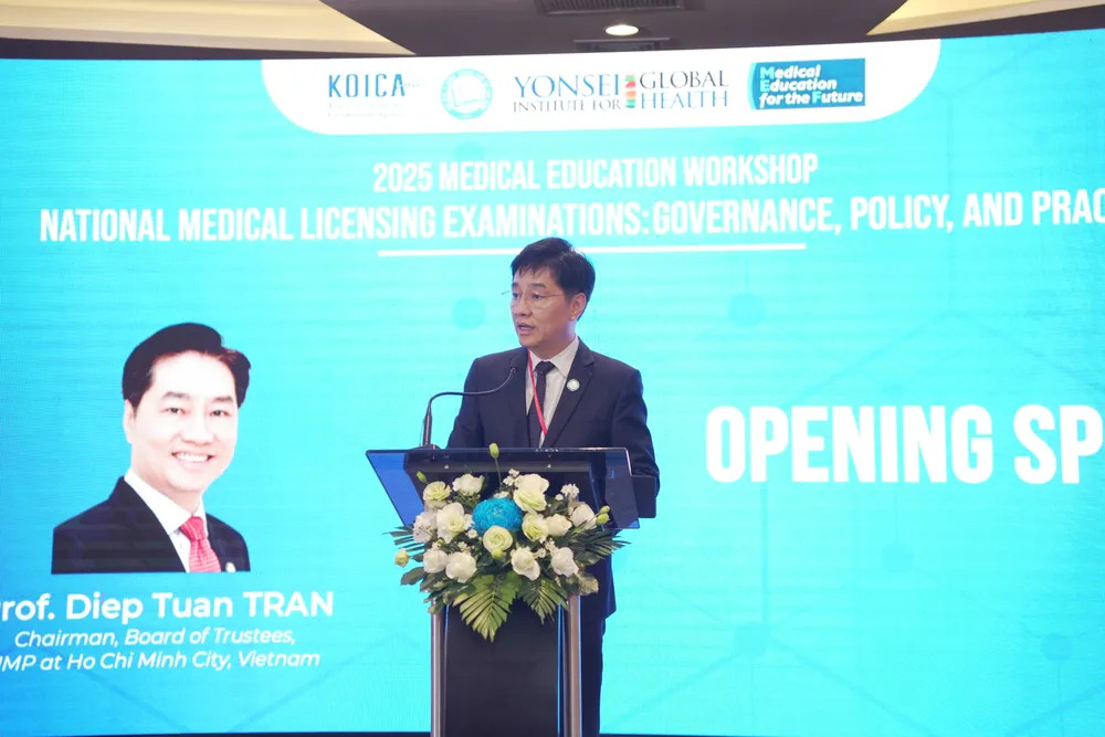 សាស្ត្រាចារ្យ Tran Diep Tuan ថ្លែងក្នុងសន្និសីទ NHT02250.JPG