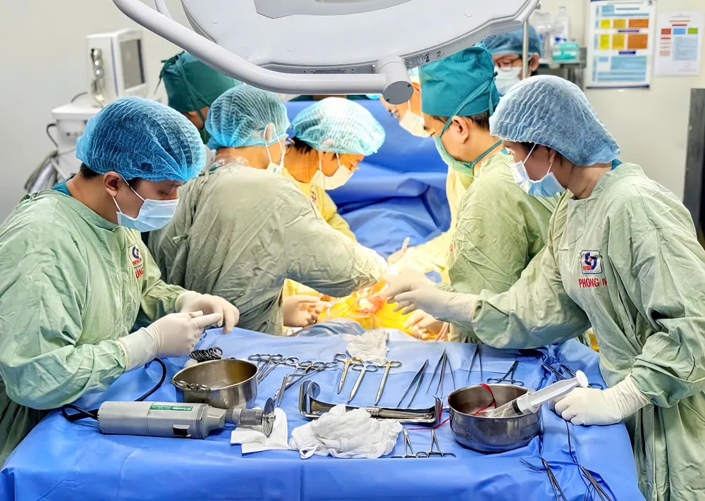 Các bác sĩ đang lấy tạng hiến từ người cho chết não