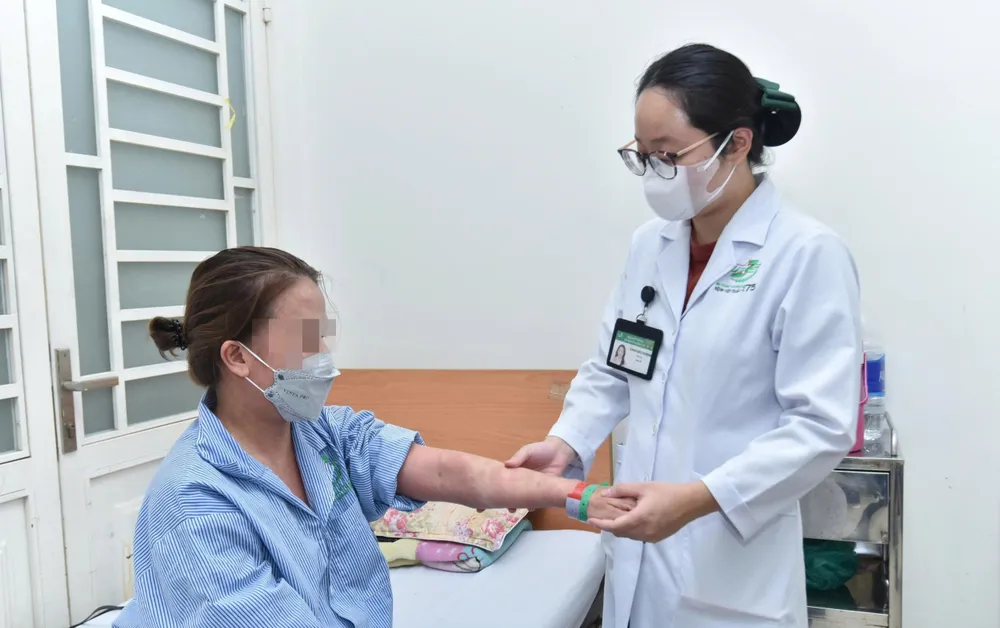 ThS-BS Danh Bảo Khánh, Khoa Da liễu - Dị ứng, Bệnh viện Quân y 175 đang thăm khám cho người bệnh 1000004682.jpg