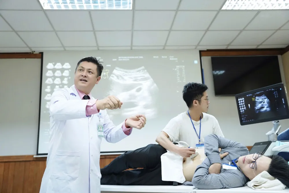 Bác sĩ Nguyễn Quang Thái Dương đang đào tạo học viên BS Nguyễn Quang Thái Dương đang đào tạo cho học viên.jpg