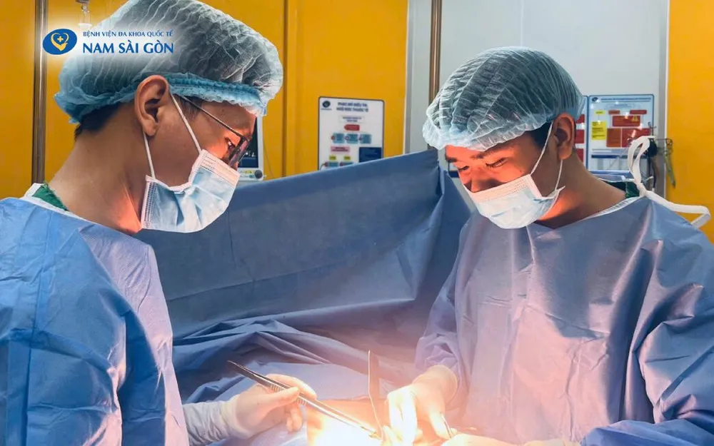 Bác sĩ đang phẫu thuật cho người bệnh 1000004686.jpg