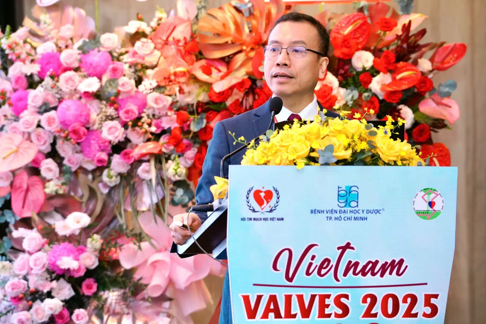 PGS-TS-BS Nguyễn Hoàng Định báo cáo tại hội nghị 1000004803.jpg