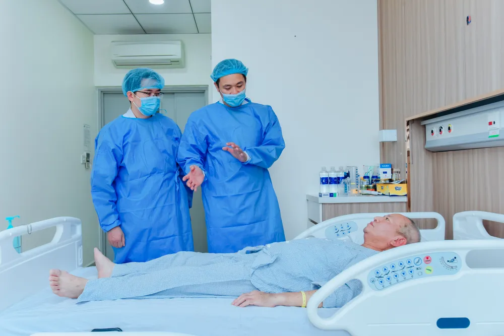 Bác sĩ thăm hỏi bệnh nhân sau phẫu thuật CH1_0574.JPG