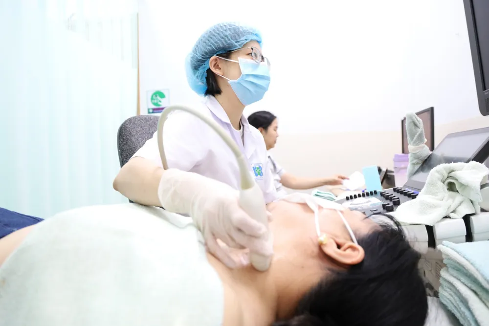 Bác sĩ đang siêu âm cho bệnh nhân 496004363_707689988886172_2417336138443578974_n.jpg