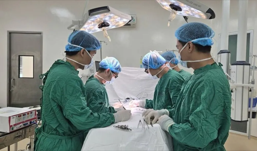 Các bác sĩ Bệnh viện Nhân dân 115 đang phẫu thuật cho người bệnh