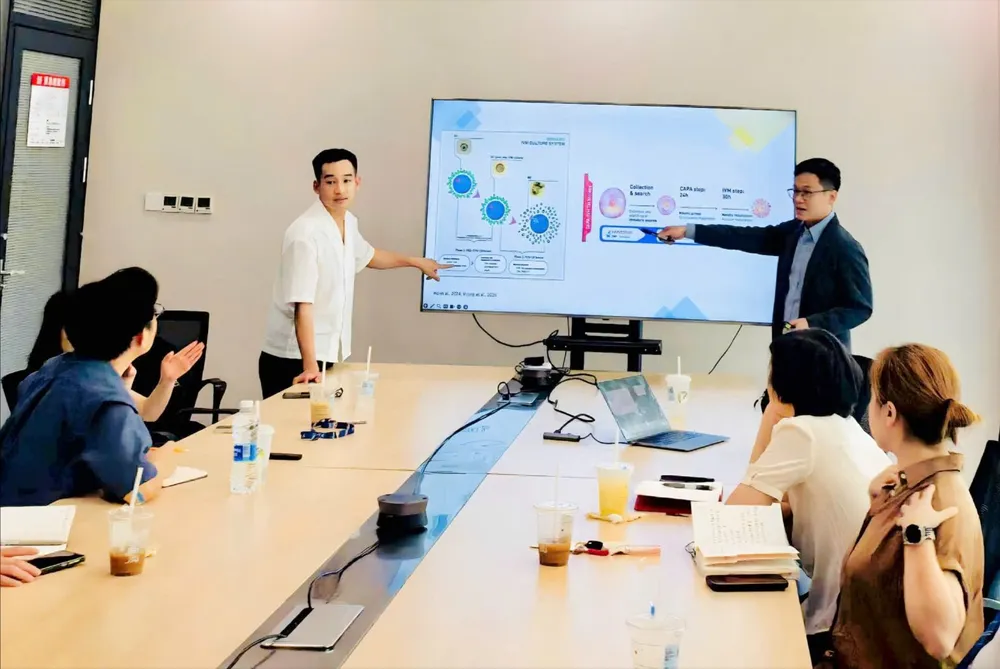 អ្នកជំនាញ IVM វៀតណាម ២ នាក់កំពុងបង្ហាញរបាយការណ៍នៅមន្ទីរពេទ្យ Jinxin Xinan IVF (ប្រទេសចិន) 1000005005.jpg