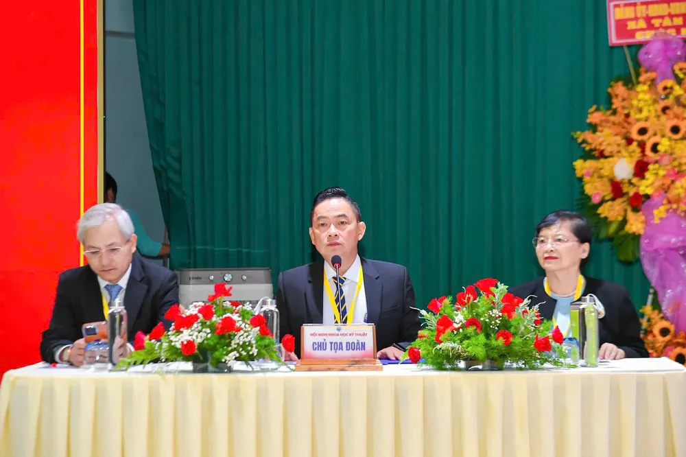 ThS-BS-CK2 Võ Ngọc Cường, Giám đốc Bệnh viện Bình Chánh (giữa) phát biểu tại hội nghị f2723643a800205e7911.jpg