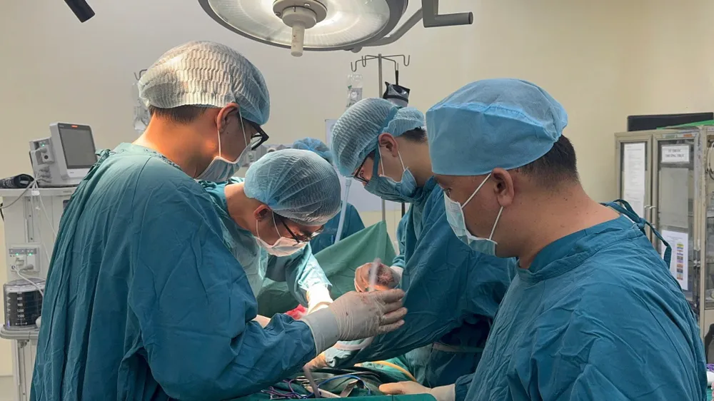 Các bác sĩ đang phẫu thuật tạo hình niệu đạo cho người bệnh 530789824_788883440367324_8296086618487645886_n.jpg