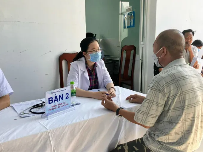 Nhân viên Trung tâm y tế huyện Nhà Bè đang thăm khám cho người bệnh