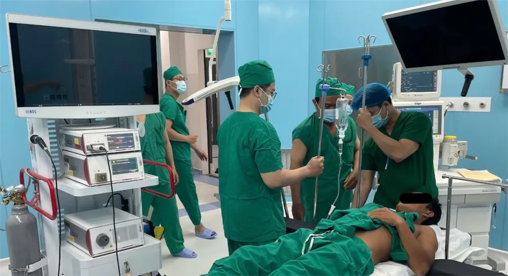 Ekip bác sĩ phẫu thuật và gây mê của Bệnh viện Bình Dân và Trung tâm y tế Quân dân Y Côn đảo chuẩn bị cho ca phẫu thuật nội soi đầu tiên tại Côn Đảo 