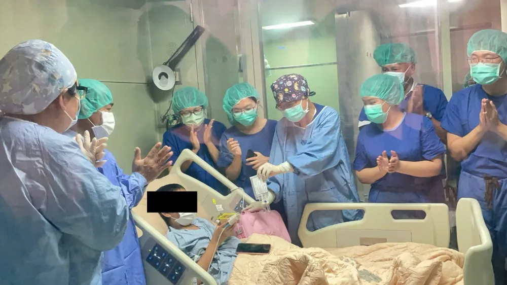 Các bác sĩ đang chúc mừng bệnh nhi điều trị thành công