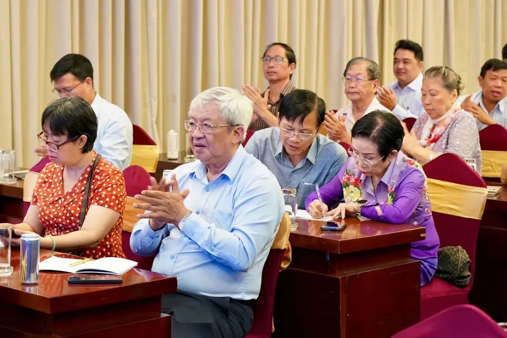 Các đại biểu tham gia hành trình về nguồn Ảnh: HOÀNG HÙNG 8ba79ed278b2f2ecaba3.jpg