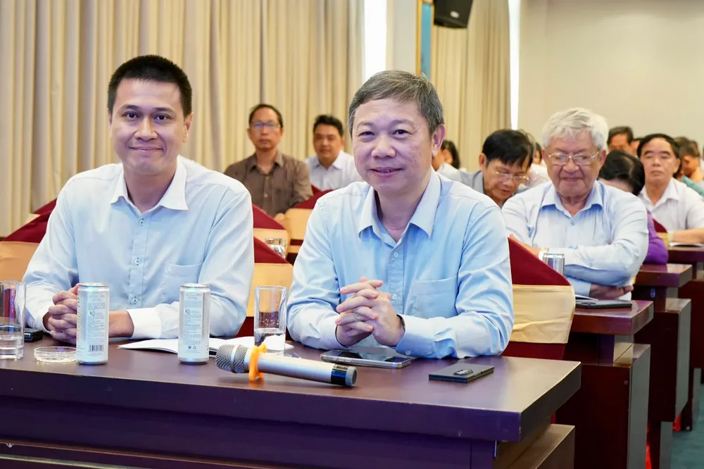 Đồng chí Dương Anh Đức và đồng chí Nguyễn Việt Long chủ trì buổi họp mặt. Ảnh: HOÀNG HÙNG 91c6b8ac5eccd4928ddd.jpg
