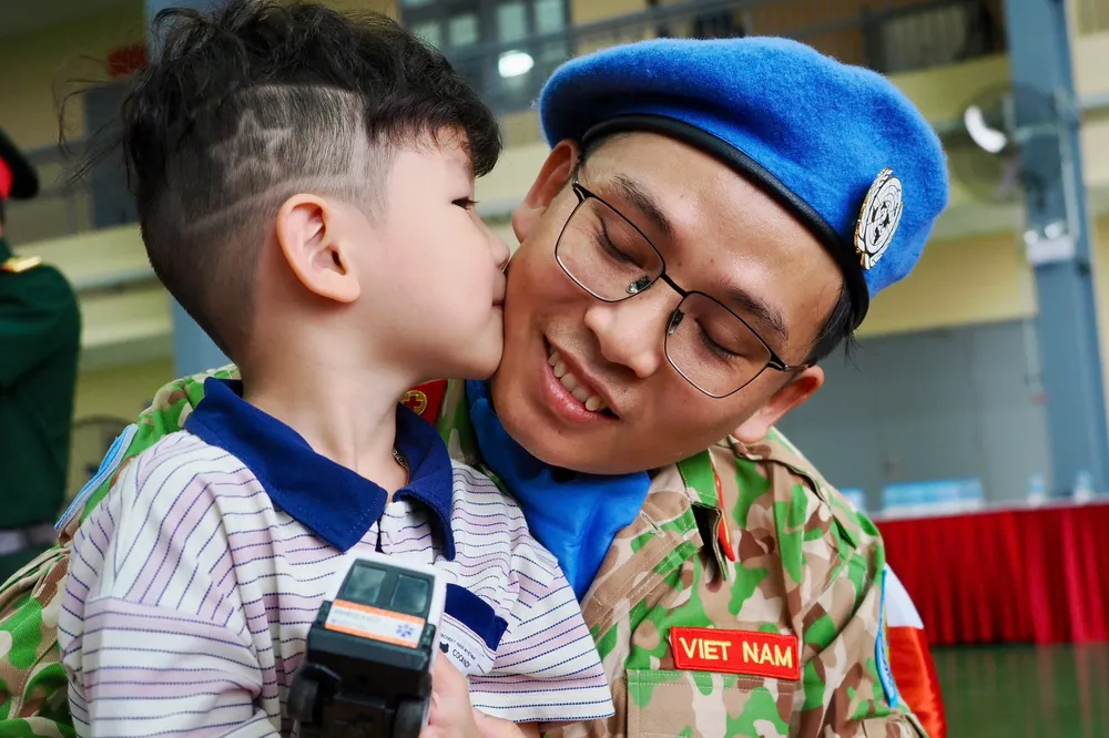 Nụ hôn chào tạm biệt. Ảnh: HOÀNG HÙNG 196192f279f3f3adaae2.jpg