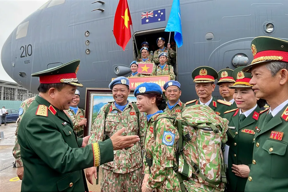 Thượng tướng Hoàng Xuân Chiến, Thứ trưởng Bộ Quốc phòng động viên các chiến sĩ lên đường làm nhiệm vụ. Ảnh: HOÀNG HÙNG bd13f0412441ae1ff750.jpg