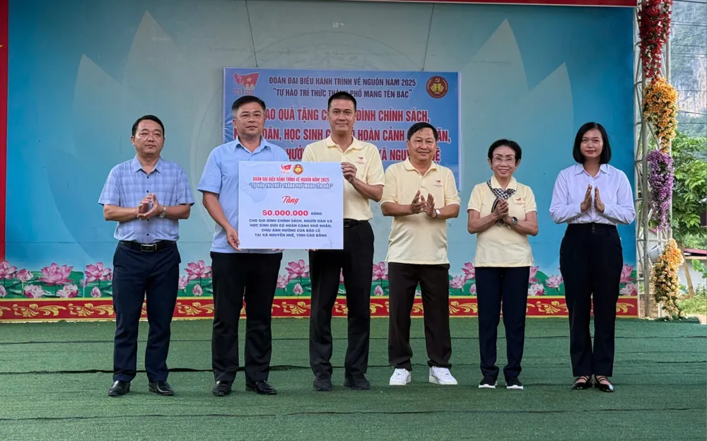 Đồng chí Nguyễn Việt Long, Phó trưởng Ban Tuyên giáo và Dân vận Thành ủy TPHCM trao tặng bảng tượng trưng quà tặng của các thành viên trong đoàn 1000005292.jpg