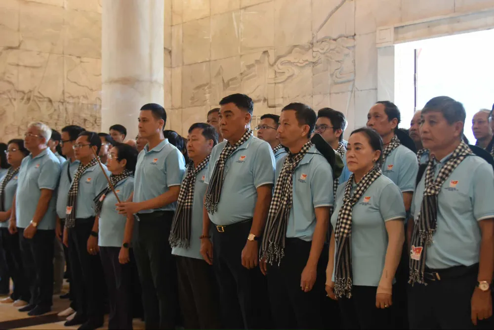 Đoàn đại biểu dâng hương tại Đền thờ Bác Hồ, Khu di tích quốc gia đặc biệt Pác Bó 1000005297.jpg